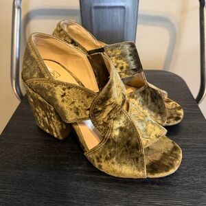 Cabi Moss Green Crushed Velvet Block Heel Sandals Size 6